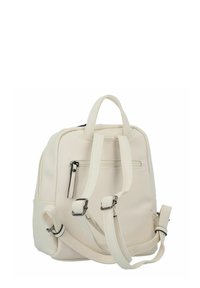 Zaino in ecopelle color crema con spallacci regolabili, manico superiore e tasca frontale con zip.