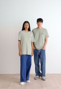 Tommy Jeans SIGNATURE - Camiseta básica - faded willow