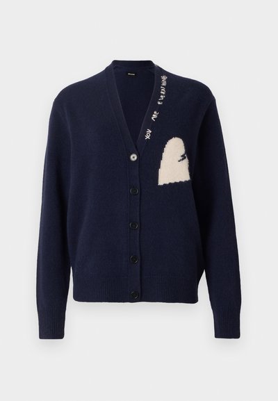 Marineblauwe cardigan met een gestructureerde brei, met een v-hals, zes zwarte knopen en een crèmewitte patch met abstract ontwerp en tekst.