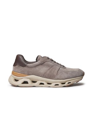 Baskets en suède gris avec semelle beige présentant un design découpé, languette de talon marron foncé et fermeture à lacets, vues de profil latérale.