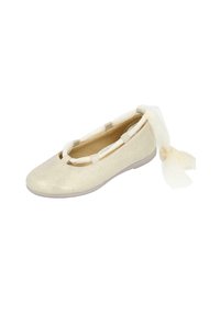Zapato plano de bailarina dorado con un acabado suave, punta redonda y detalle de cinta transparente en la parte posterior; suela suave y flexible con un perfil bajo.