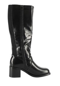 Stivaletto in pelle nero alto fino al ginocchio con zip laterale, tacco a blocco e pannello elastico sul retro per una vestibilità regolabile.