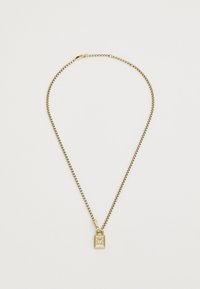 Gouden ketting met een delicate schakel en een rechthoekige hanger waarop gegraveerde tekst staat, die een strak en modern ontwerp weerspiegelt.