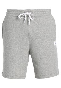 Shorts en coton gris avec une ceinture élastique et un cordon de serrage, dotés de poches latérales et d'un logo circulaire avec une étoile bleue sur la jambe inférieure.