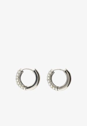 Pendientes de aro de plata con una fila de pequeñas perlas blancas en un lado y un acabado metálico liso y pulido en el otro.