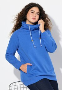 Blå sweatshirt med hög krage, dragsko och två fickor. Mjuk tyg med en slät yta. Långa ärmar och avslappnad passform.