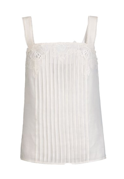 Blouse blanche sans manches avec des plis verticaux et une broderie en dentelle florale le long de l'encolure carrée et des bretelles.