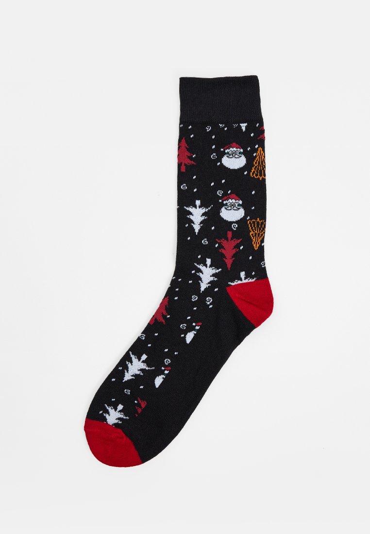 Calcetines negros con patrones festivos de Santa Claus, árboles de Navidad y copos de nieve. Acentos rojos en el talón y en la puntera. Material de punto suave.