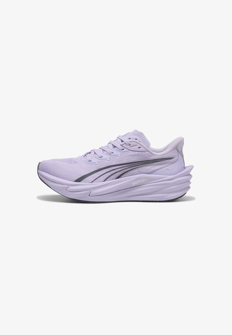 Chaussure de course athlétique violet clair avec semelle épaisse et amortie, bande noire Puma, fermeture à lacets, vue latérale sur fond blanc.