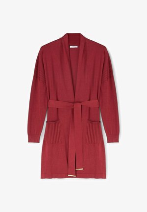 Cárdigan de punto rojo con mangas largas, cintura ceñida, dos bolsillos con pliegues, cuello en V y puños acanalados. Textura suave y de longitud media.