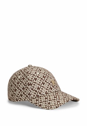 Casquette de baseball avec motif géométrique entrelacé marron et beige et petit emblème doré sur le panneau avant.