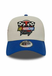 Grå kasket med en blå skygge, der har et NASCAR Racing-logo og ternede flag broderet på forsiden. New Era-klistermærke på skyggen.