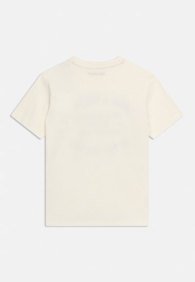 Κοντομάνικο T-shirt εκρού χρώματος, απλωμένο, με διακριτικό κυκλικό σχέδιο στην πλάτη και στρογγυλή λαιμόκοψη.