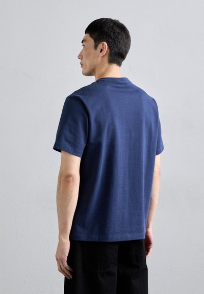 Marineblå kortermet T-skjorte i myk stoff med rett passform, med en tradisjonell rund hals og en jevn, glatt overflate.