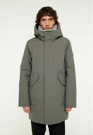 Grijze waterdichte parka met hoge kraag en grote capuchon, voorzien van zijzakken en een rechte silhouet. Soepele textuur, minimalistisch ontwerp.