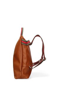 Borsa in pelle marrone con una forma strutturata e una superficie testurizzata. Presenta manici a righe verdi e rosse con hardware in argento.