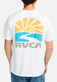Witte katoenen T-shirt met een kleurrijke zonsopgang graphic in geel en blauw, met een rivierontwerp, en het "RVCA" logo in grijs in het midden.
