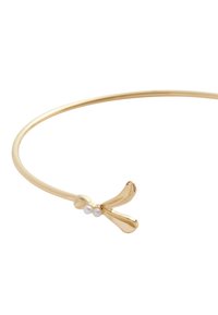 Bracelet jonc couleur or présentant un délicat motif de feuille avec deux petites perles blanches à la base, surface métallique lisse, forme minimaliste.