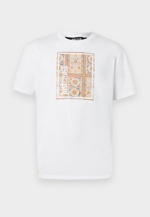 Hvit t-skjorte med korte ermer med et fargerikt, ornamentert rektangulært mønster og vertikal "JUST CAVALLI"-tekst midt foran.