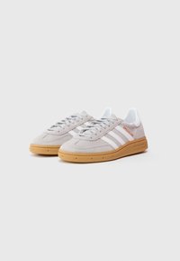 adidas Originals HANDBALL SPEZIAL UNISEX - Sapatilhas - grey two   cloud white   gum
