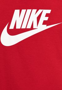 Nike Sportswear FUTURA EVERGREEN TEE UNISEX - Apdrukāts T-krekls - university red/white