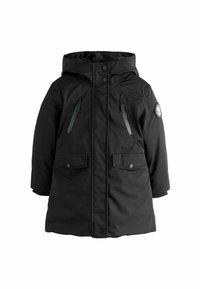 Sort hætteparka med skjult lynlås, to brystlommer med lynlås, to frontlommer med flap og et cirkulært logo på ærmet.