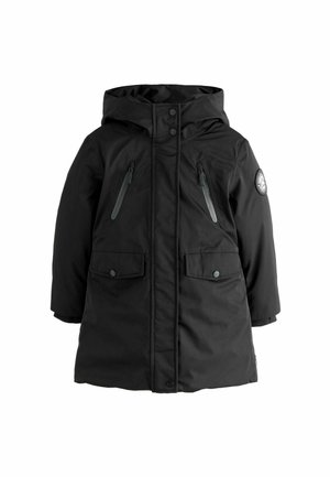 Parka nera con cappuccio, dotata di zip nascosta, due tasche sul petto con zip, due tasche frontali a patta e un logo circolare sulla manica.