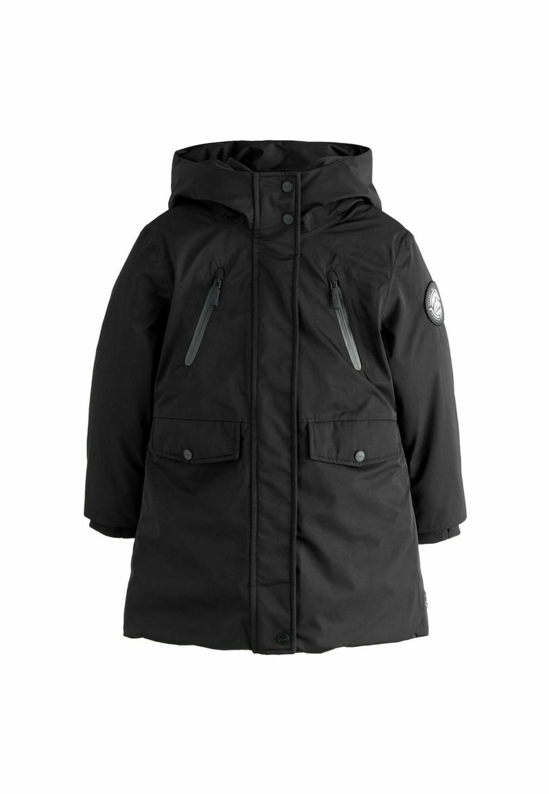 Sort hætteparka med skjult lynlås, to brystlommer med lynlås, to frontlommer med flap og et cirkulært logo på ærmet.