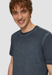 QS GEWASCHENES  MIT RUNDHALSAUSSCHNITT - T-Shirt basic - tiefblau