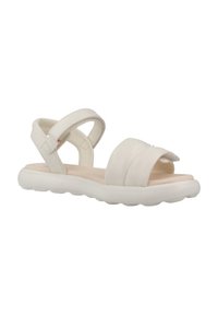 Sandalia blanca con parte superior de cuero suave, dos correas ajustables, una amplia apertura para los dedos y suela acolchada diseñada para la comodidad.