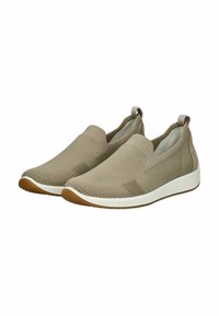 Beige Slipper mit einem Obermaterial aus Strickstoff, elastischen Seiteneinsätzen und einer weißen Sohle, die durch eine braune Profilsohle akzentuiert wird. Insgesamt glatte Textur.