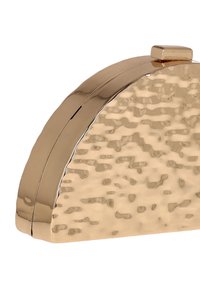 Metaliczna, złota kopertówka z młotkowaną fakturą, o zakrzywionym kształcie i prostokątnym zapięciu na górze, z gładkim wykończeniem powierzchni.