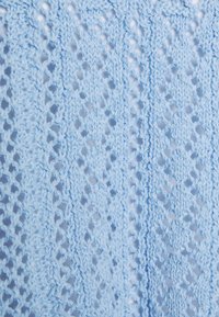 Tessuto lavorato a maglia azzurro chiaro con un motivo a traforato che presenta forme a diamante e una finitura testurizzata. Materiale morbido e traspirante.