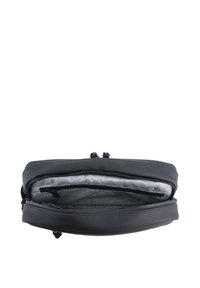 Bolso de cuero negro con cierre de cremallera, que cuenta con un interior texturizado en gris. Dos compartimentos y un diseño plano para un fácil almacenamiento.