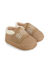 Tan baby shoes met een textiel bovenwerk, een fluffy voering en een klittenbandsluiting met witte letters. Rond de neus en een zachte zool.