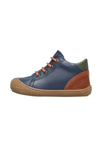 Chaussure en cuir bleu avec des accents en daim marron et vert, semelle en caoutchouc, bout rond et lacets oranges ; design basse avec un détail latéral texturé.
