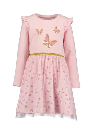 Pink langærmet kjole med flæsedetaljer på skuldrene, gyldne sommerfuglemotiver på brystet, guldbælte og tylskørt med sommerfuglemønster.