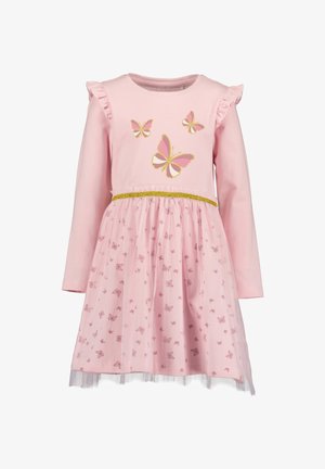 Rosa langärmeliges Kleid mit Rüschen an den Schultern, goldenen Schmetterlingsmotiven auf der Brust, goldenem Taillenband und Tüllrock mit Schmetterlingsmuster.