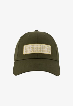Casquette en coton de couleur olive, ornée de patchs rectangulaires avec du texte répété : "RESTEZ CALME ET MARCHEZ" en jaune. Visière courbée.