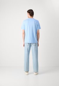 Tommy Hilfiger ESSENTIAL SOLID POCKET TEE - Základné tričko - vessel blue