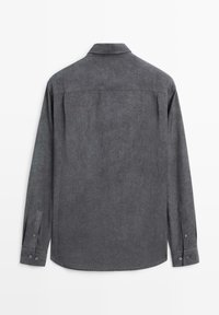 Donkergrijze langekmouwenshirt met knoopmanchetten, een geplooide kraag en een rechte rug yoke detail.