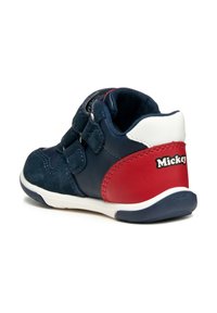 Scarpe per bambini a tema Topolino in suede blu navy e materiale sintetico con accenti rossi e bianchi. Presentano chiusure in velcro e una suola imbottita.