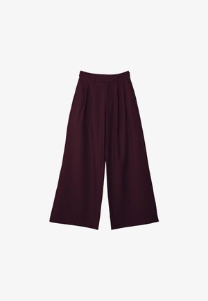 Breda byxor i djupt burgundy tyg, med veck, hög midja och två sidofickor för både funktion och stil.