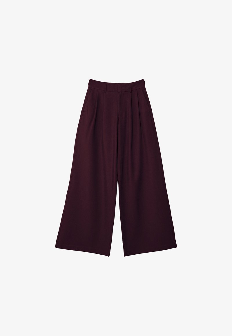 Široké nohavice z tmavobordovej tkaniny, s plisovaním, vysokým pásom a dvoma bočnými vreckami pre praktickosť a štýl.