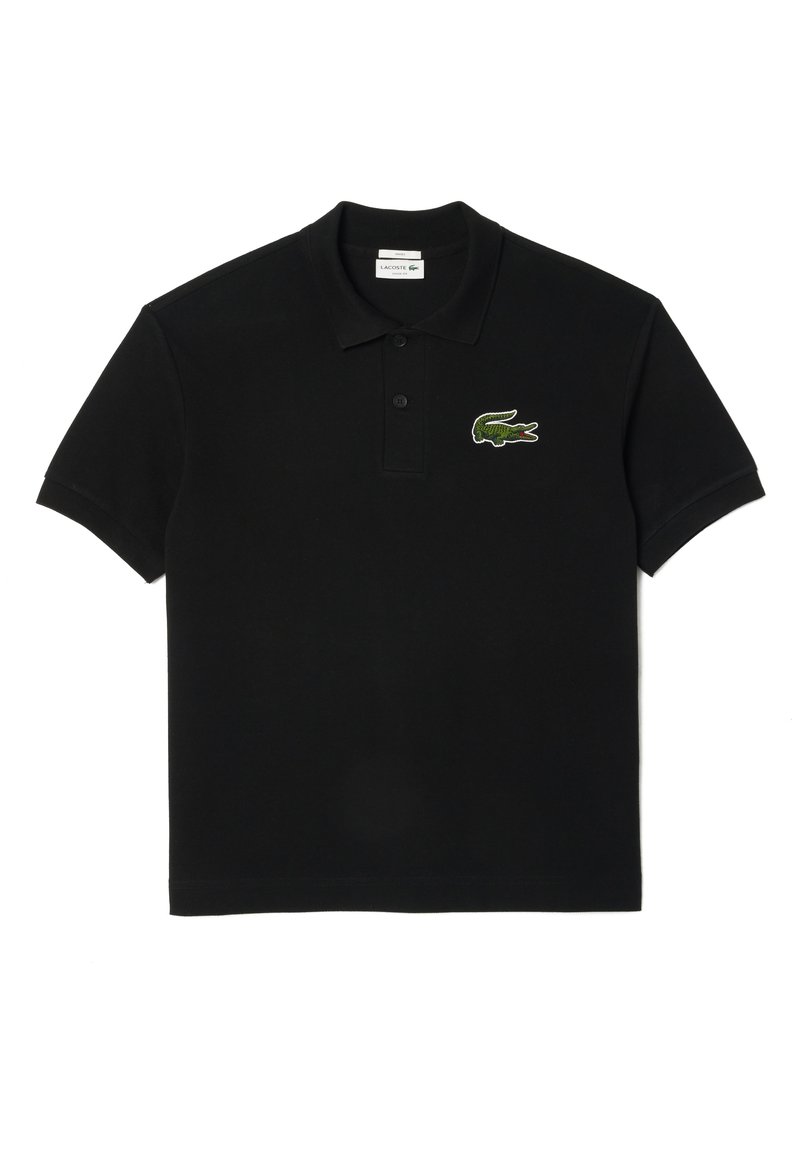 Camisa polo negra de algodón, con un logotipo de cocodrilo bordado en verde en el lado izquierdo del pecho. Cuello clásico y mangas cortas.
