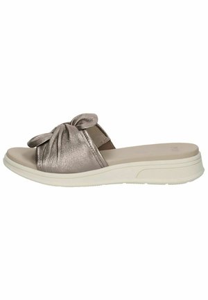 Slip-on sandal med metalgrå snoet rem og polstret beige sål, designet til afslappet komfort og nem påtagning.