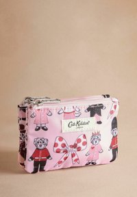Rausvas užtrauktuku užsegamas maišelis, kuriame vaizduojami žaismingi šunys įvairiais įvaizdžiais, su išryškintu kaspinų ornamentu ir Cath Kidston logotipo etikete.