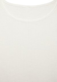 Weißes geripptes Oberteil mit einem runden Ausschnitt, das eine sanfte Textur und ein dezentes Muster aus vertikalen Linien aufweist, entworfen für Komfort und Vielseitigkeit.