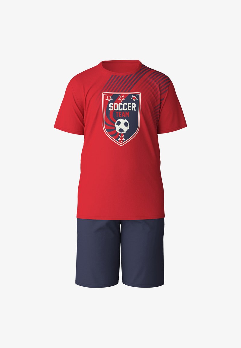 Rode t-shirt met "SOCCER TEAM" grafiek en een bal, gecombineerd met marineblauwe shorts. De stof lijkt lichtgewicht, met korte mouwen en een ronde hals.