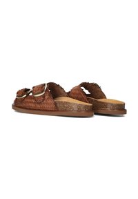 Bruine geweven sandalen met verstelbare gespen, kurken voetbed, platte zool en gegrofde details langs de banden.